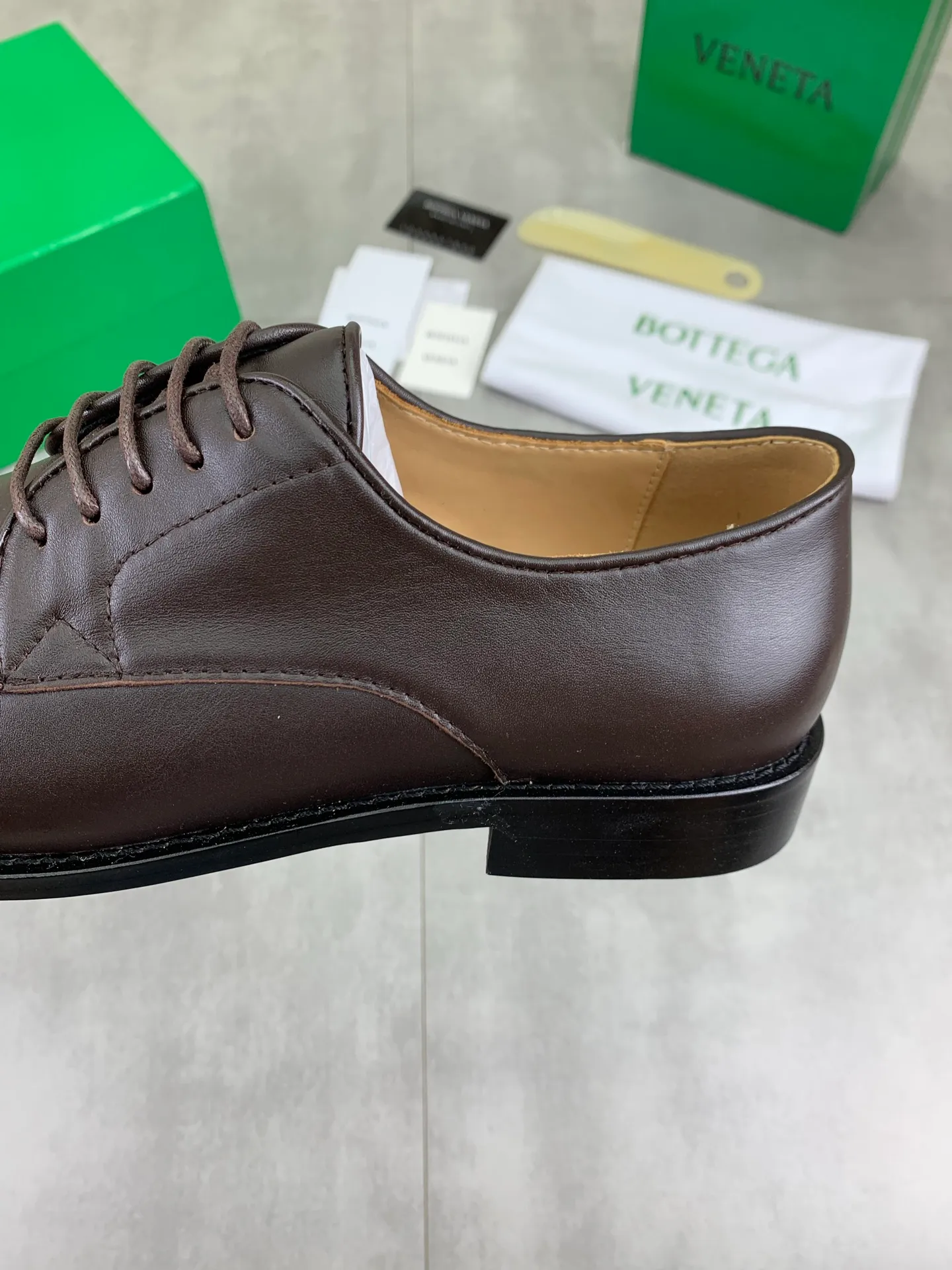 Factory price P860💰Top quality (genuine leather outsole series)💎💎💎 BOTTEGA VENETA official website synchronizes the latest model, top version of the highest version of BV business leather shoes in the market, accept material comparison, shoe type comparison, process comparison, practical and textured, versatile and suitable for any occasion, the more you look at it, the more flavorful it becomes. Pure hand-woven craftsmanship - upper material, imported original hand-woven calfskin - high-quality water-dyed cowhide inside - original private model customized handmade leather outsole -Size: female 35-39 (34 40 customized) male 39-44 (38 45 customized) Comes with original BV green box, complete packaging.